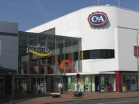 905386 Afbeelding van de voetbalversiering in Shoppingcenter Overvecht te Utrecht, boven de ingang aan de ...